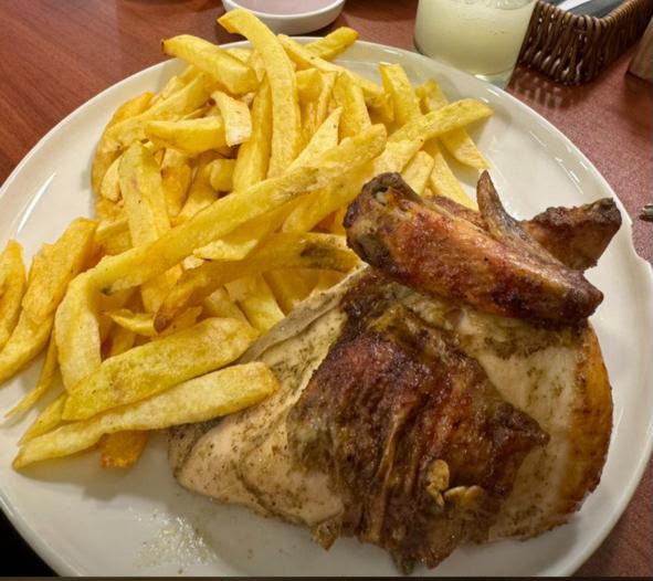 WhatsApp Image 2026-07-09 at 13.16.12 (1) Plato con un cuarto de pollo a la brasa.
